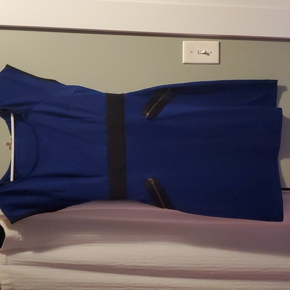 Monteau dress - Picture 1 of 4